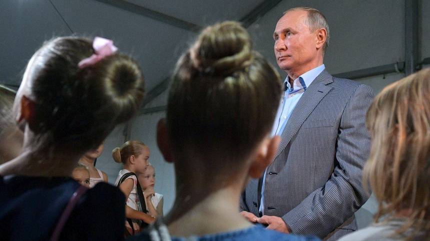 Видео: Путин пообщался с воспитанниками Академии хореографии
