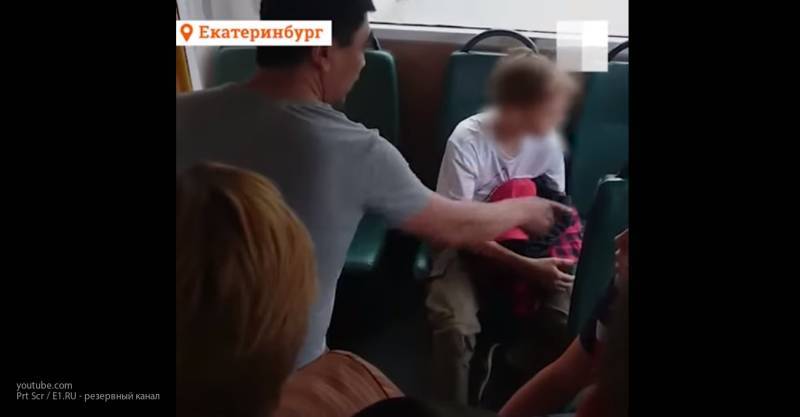 Кондуктор приказала мальчику вымыть за собой пол в автобусе в Екатеринбурге