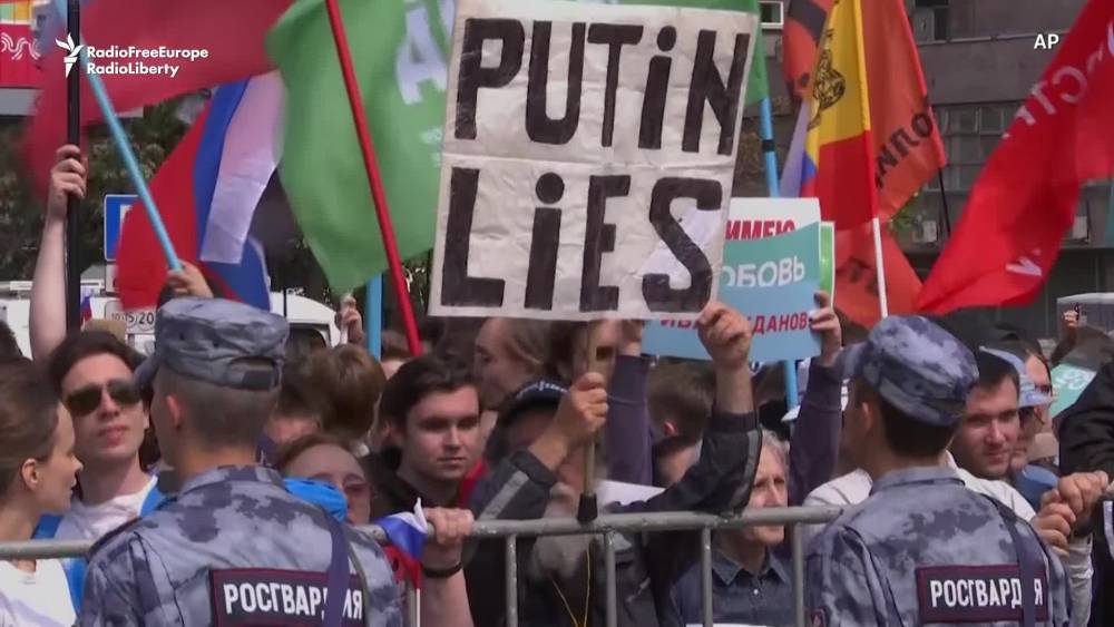 СМИ: Россияне больше не хотят верить в незаменимость путинского режима
