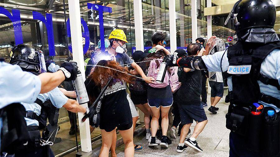Полиция применила к демонстрантам в Гонконге перцовый газ