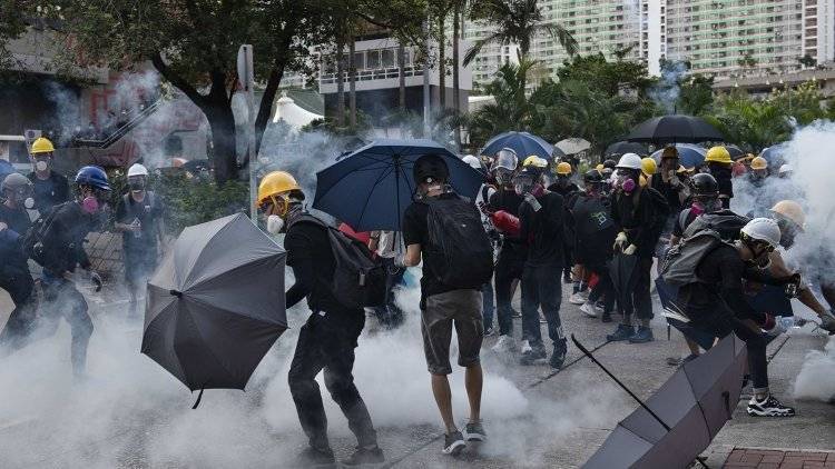 Аэропорт Гонконга отменил сотни рейсов из-за протестующих