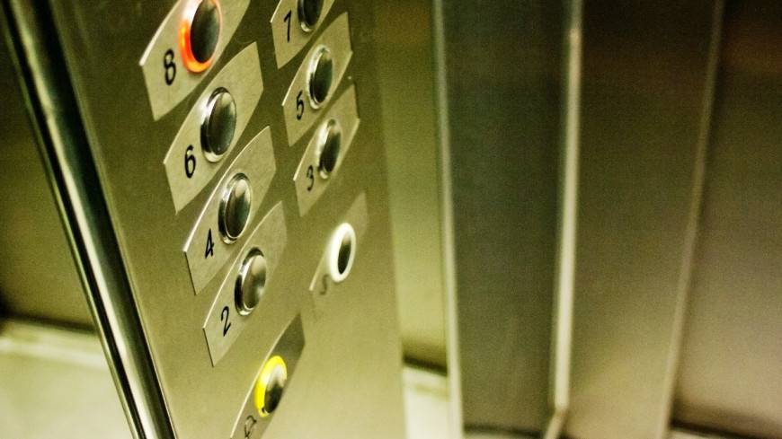 В московских домах заменят более тысячи лифтов