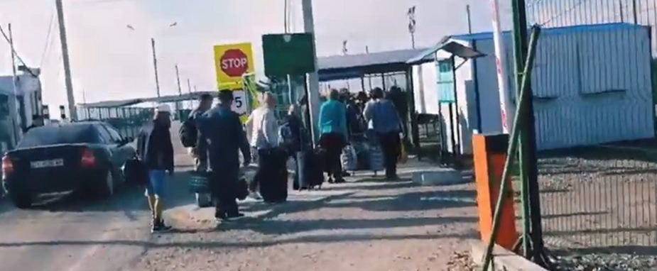 Украинские погранцы довели до слез стариков при пересечении границы с Крымом