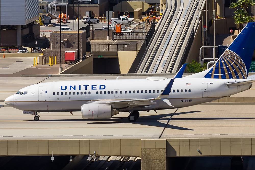 United Airlines запретила пилотам употреблять алкоголь позже, чем за 12 часов до рейса