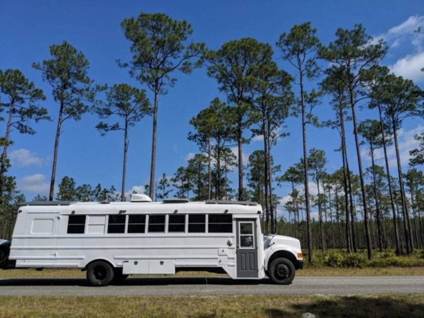 Пара переделала школьный автобус в дом для путешествий (Фото)