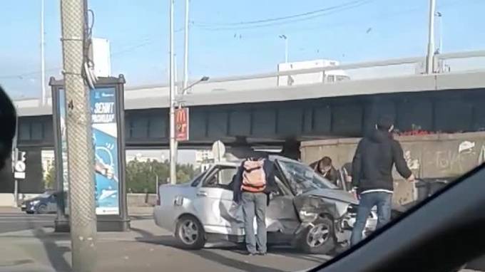 Видео: под Володарским мостом столкнулись две легковушки