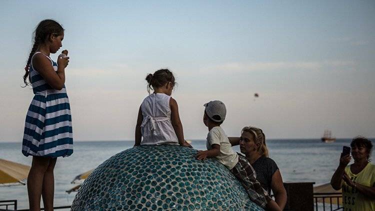 Семейный курорт: летом Крым популярен у туристов с детьми