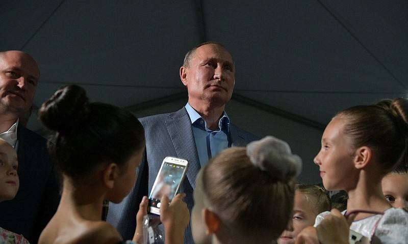 Путин стал на колено и поцеловал руку маленькой балерине