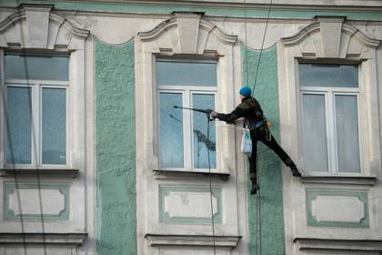 Российский пенсионер перерезал веревки висящим на жилом доме альпинистам