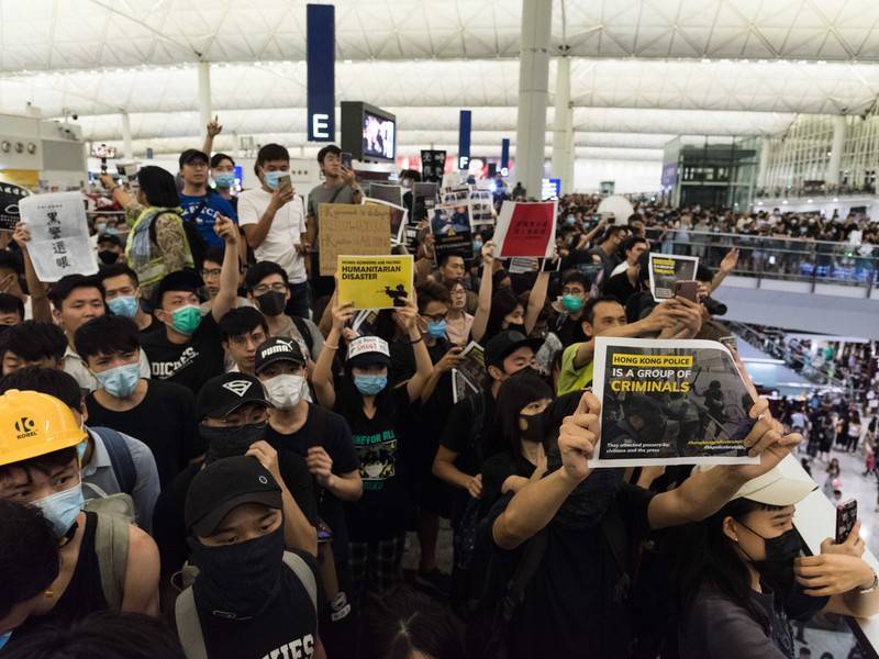 Зоны для акций протеста появились в аэропорту Гонконга