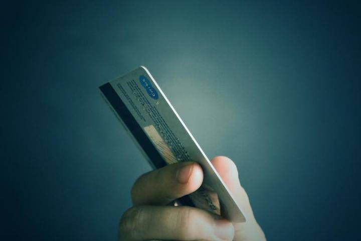 Мошенники нашли способ выводить деньги с банковской карты без личных данных