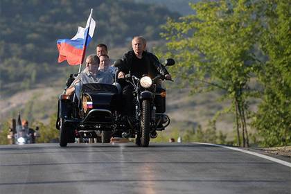 Езда Путина на мотоцикле без шлема осталась без объяснений