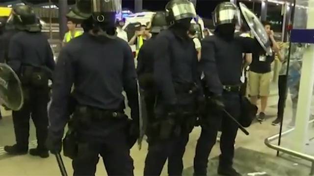 В Гонконге задержали пять человек за нападение на полицейских. РЕН ТВ