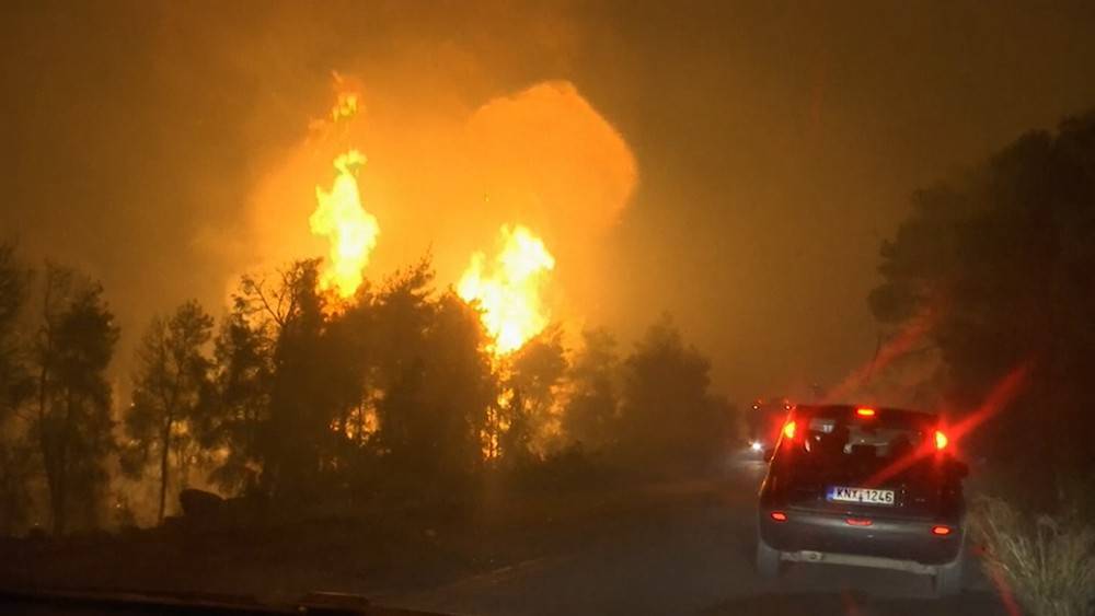 "Шли сквозь пламя": жители греческих островов спасаются от пожаров