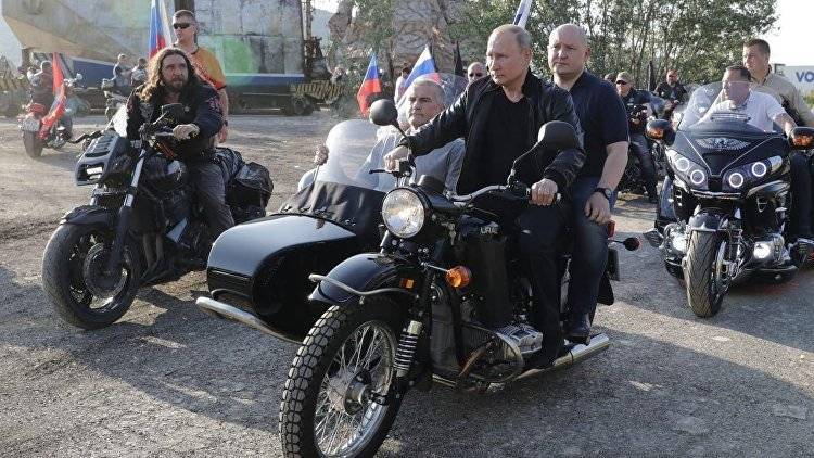 Песков "оставил без комментариев" крымскую мото-поездку Путина без шлема