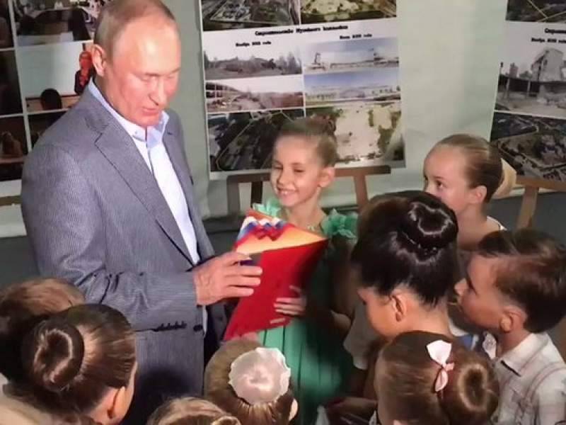 Путин опустился на колено и поцеловал руку юной балерине