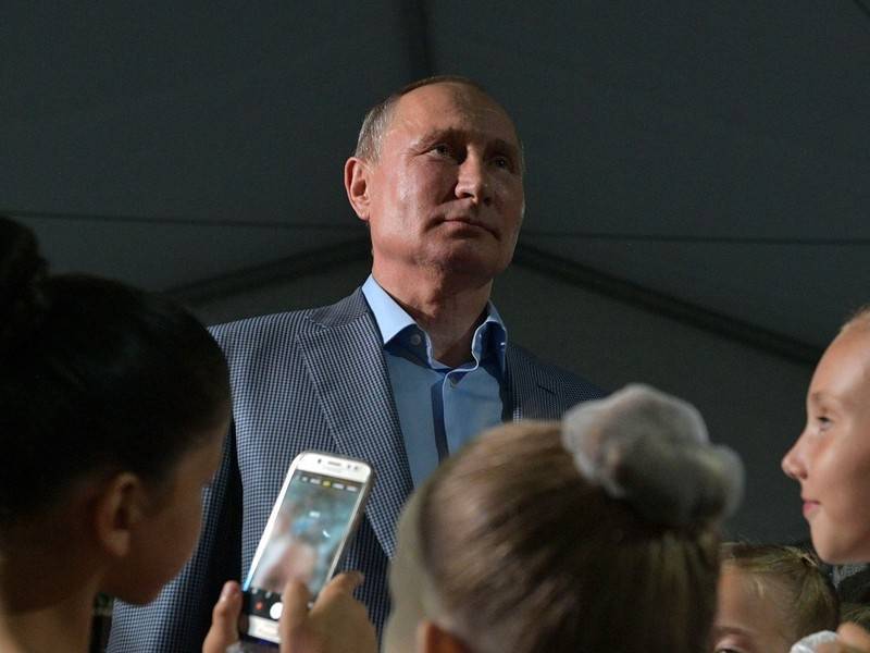 Путин поцеловал руку девочке-балерине в Крыму