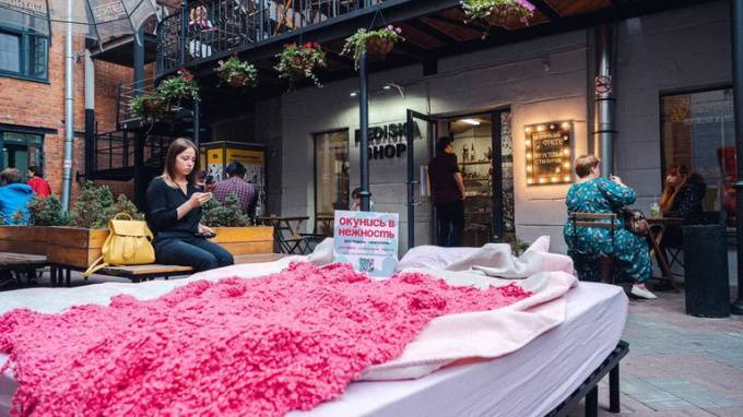 Посреди "Бертгольд Центра" появилась кровать с розовыми подушками и одеялом