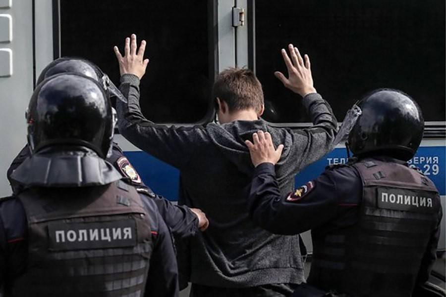 Четверых участников массовых беспорядков в Москве оставили под арестом