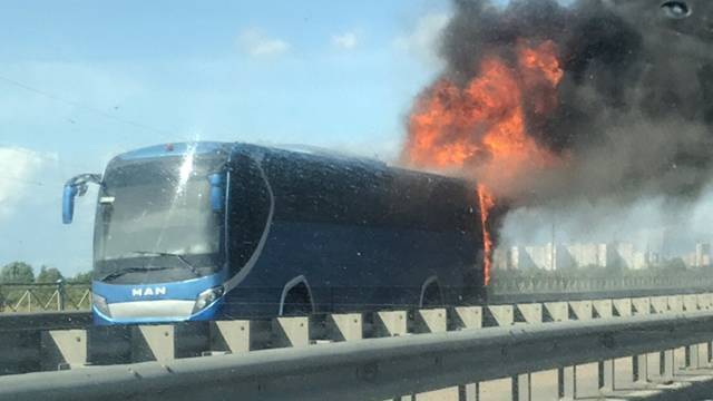 Видео: пассажирский автобус выгорел дотла на дороге под Петербургом. РЕН ТВ