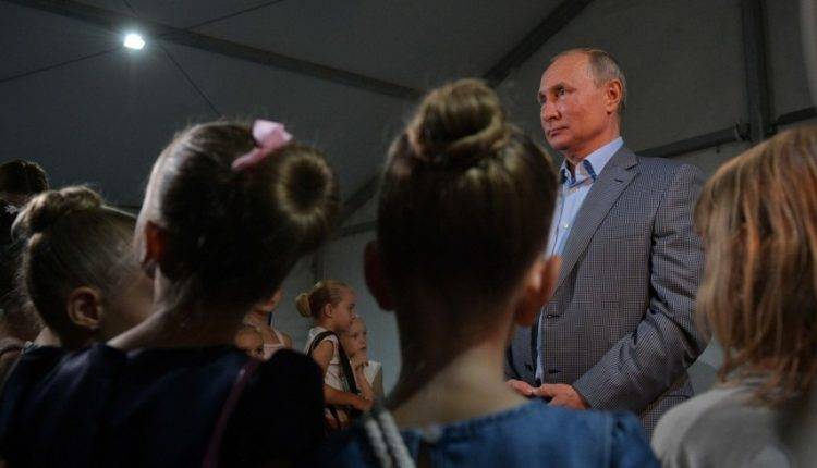 «Мадемуазель»: Путин поцеловал руку юной ученице Академии хореографии