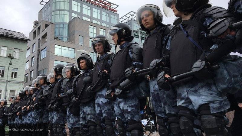 Ветеран МВД рассказал, как провокаторы уличных беспорядков прячутся  за спинами москвичей