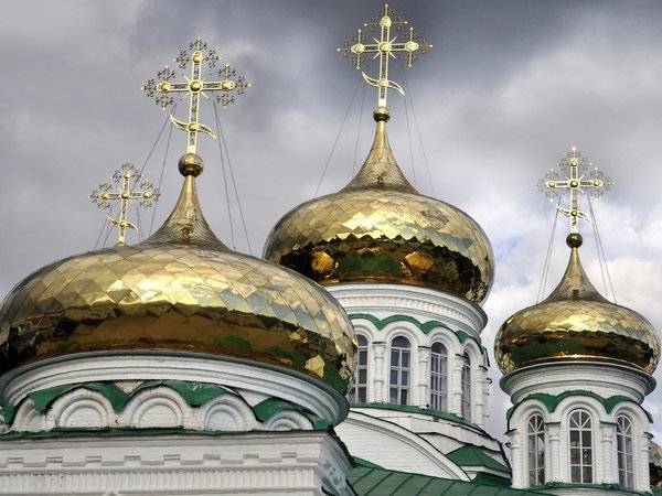 Больше половины опрошенных россиян назвали себя православными