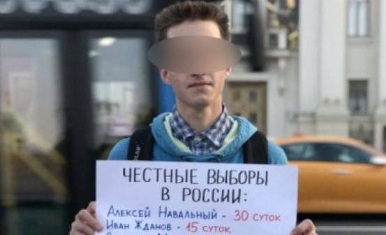 Изрезавший школьницу сторонник Навального оказывал секс-услуги мужчинам и женщинам