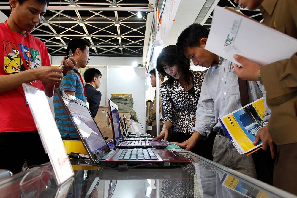 США временно отложили введение пошлин на китайские телефоны и ноутбуки