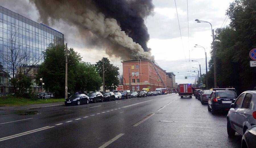 В Санкт-Петербурге горят два этажа и крыша бизнес-центра (видео)
