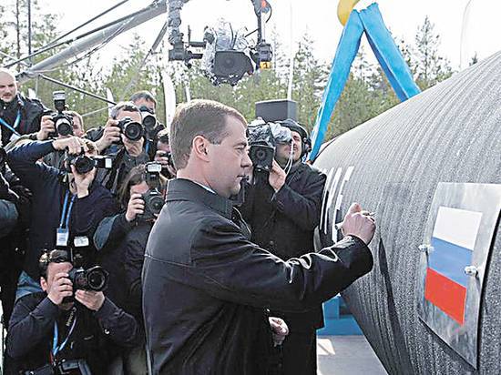 «Газпром» попросил у Медведева триллион рублей на свои проекты
