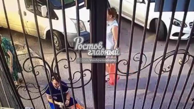 Видео: в Ростове-на-Дону фельдшер пнул ногой выпившую пенсионерку