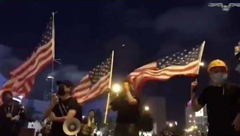 Акции протеста в Гонконге: участники размахивают американскими флагами и поют гимн США