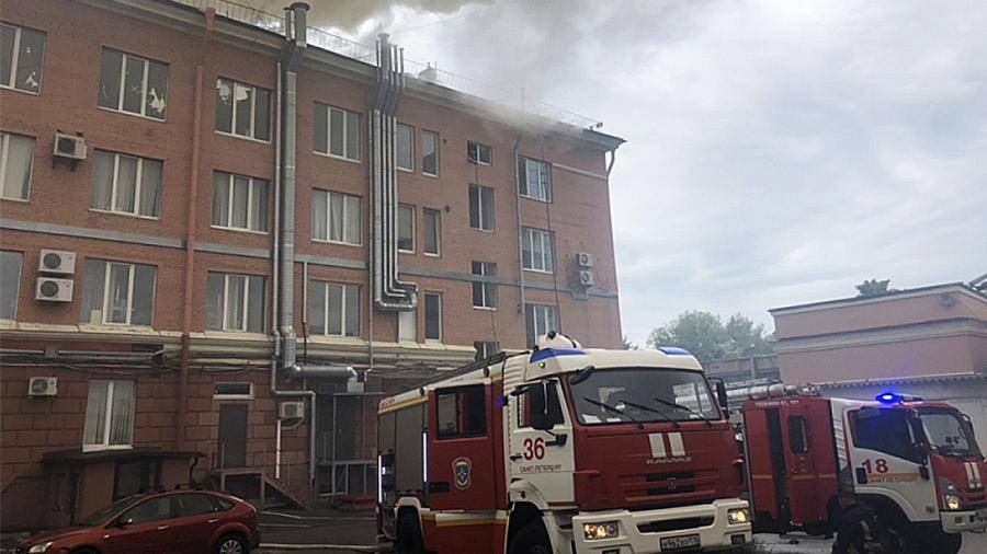 Крыша административного здания загорелась в Петербурге