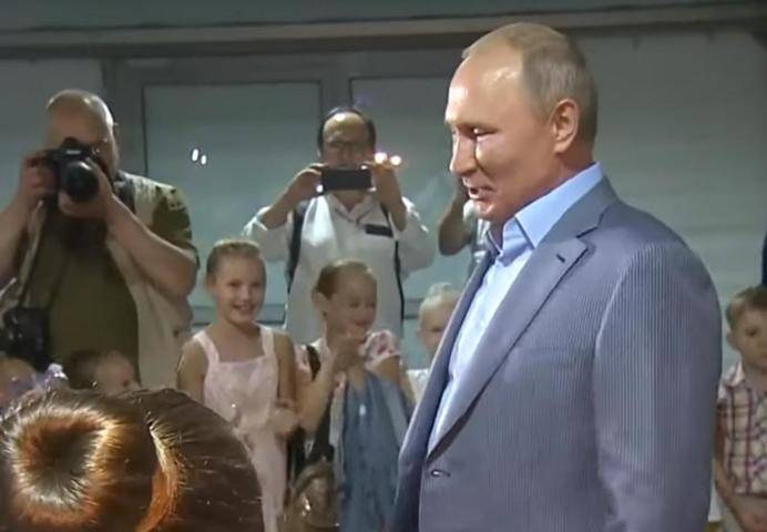 Путин опустился на колено перед юной балериной и поцеловал ей руку