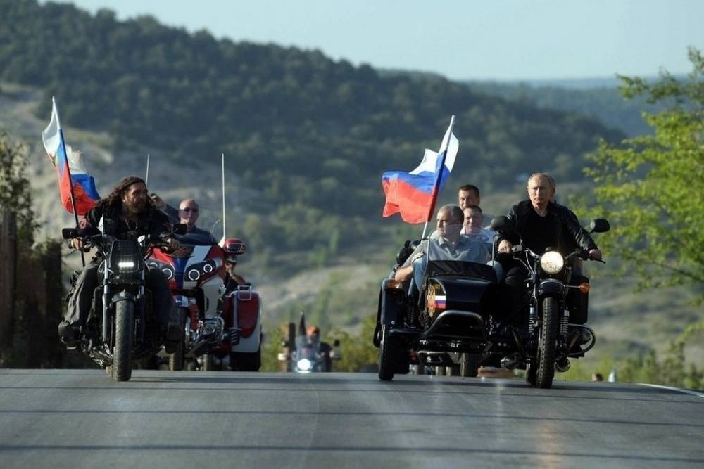 Лидер "Ночных волков" оценил навыки Путина на мотоцикле - МК