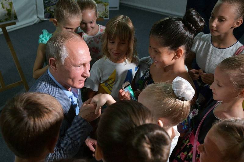 Путин встал на колено и поцеловал руку юной балерине