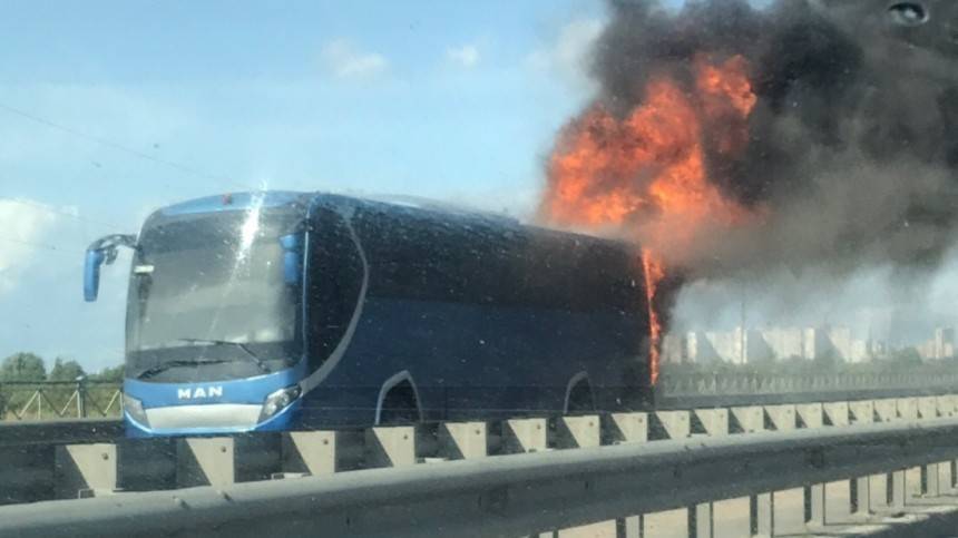 Видео: люди выпрыгивали из горящего автобуса в Питере