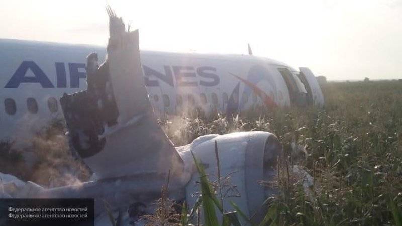 Горящий двигатель самолета A-321 отвалился при аварийной посадке