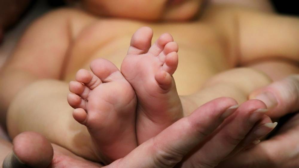 Пять 17-летних россиянок родили в прошлом году пятого ребенка