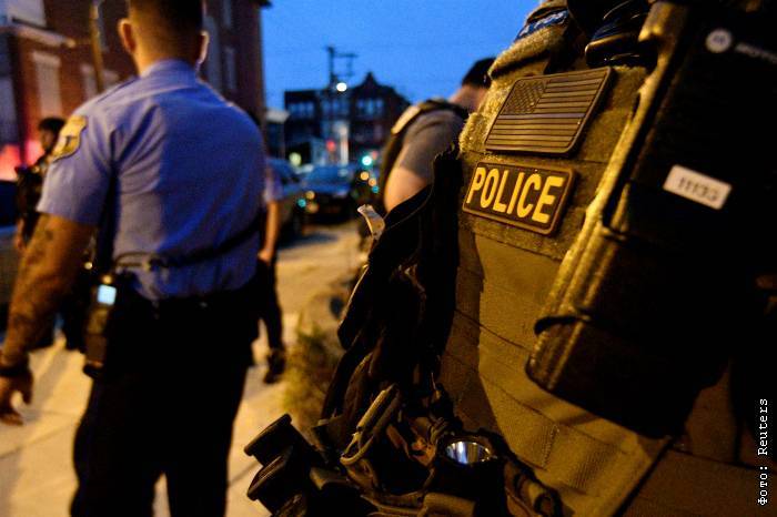 Ранивший полицейских стрелок из Филадельфии забаррикадировался в доме