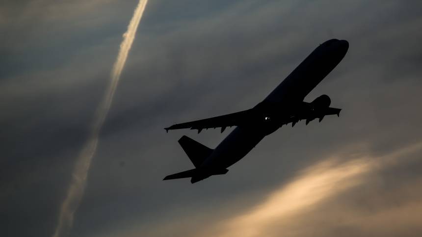 Самолет А-320 аварийно сел в поле сразу после взлета из-за возгорания двигателя | Новости | Пятый канал