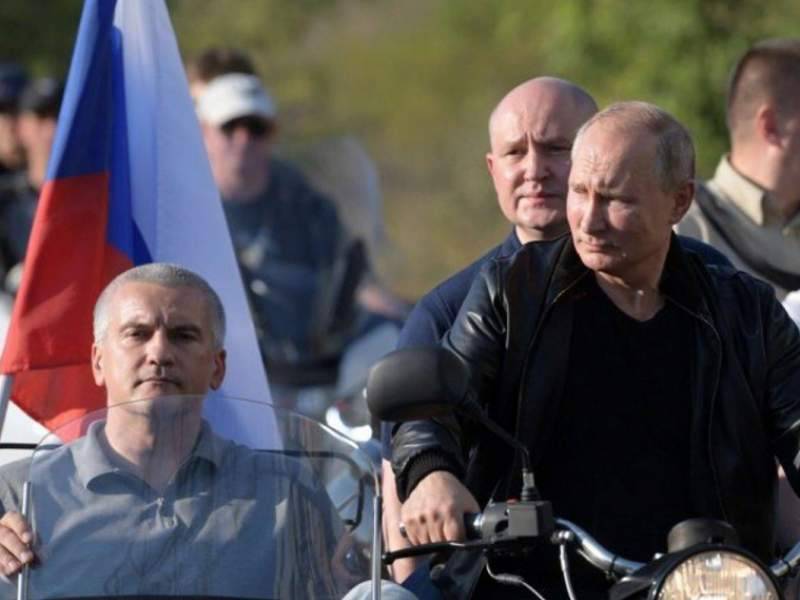 Кремль "закрыл глаза" на езду Путина на байке без шлема