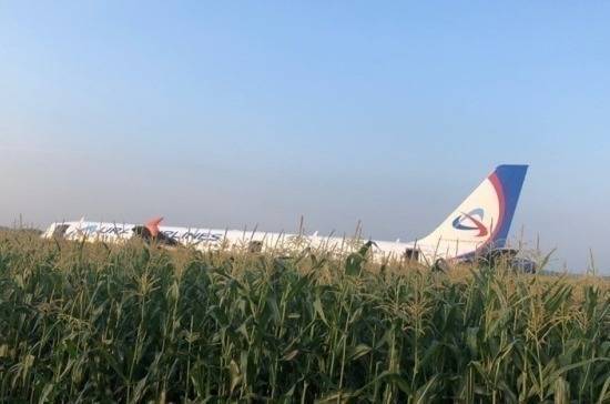Пассажиры рассказали о происходившем на борту аварийно севшего самолёта
