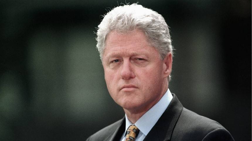 Портрет Билла Клинтона в женском платье в особняке Эпштейна