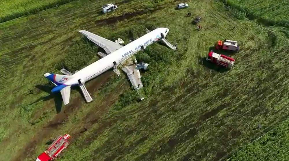 Кремль отметил героизм посадивших самолет в поле пилотов
