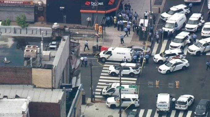 В Филадельфии двух полицейских вывели из дома, где находится стрелок. РЕН ТВ