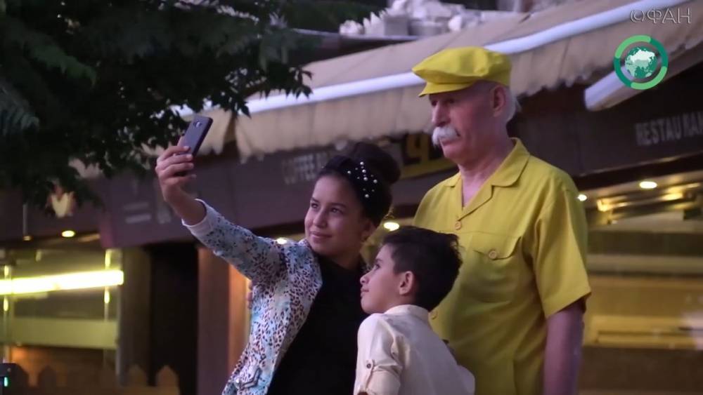 Легендарный «Желтый человек» из Алеппо ищет уехавших в Москву детей — репортаж ФАН