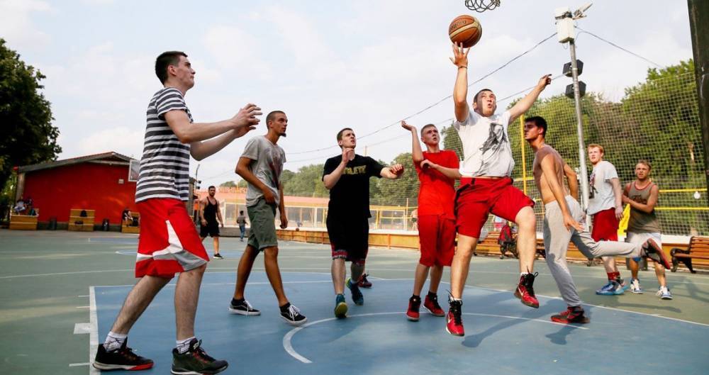 В 28 парках Москвы можно бесплатно сыграть в футбол, баскетбол и волейбол