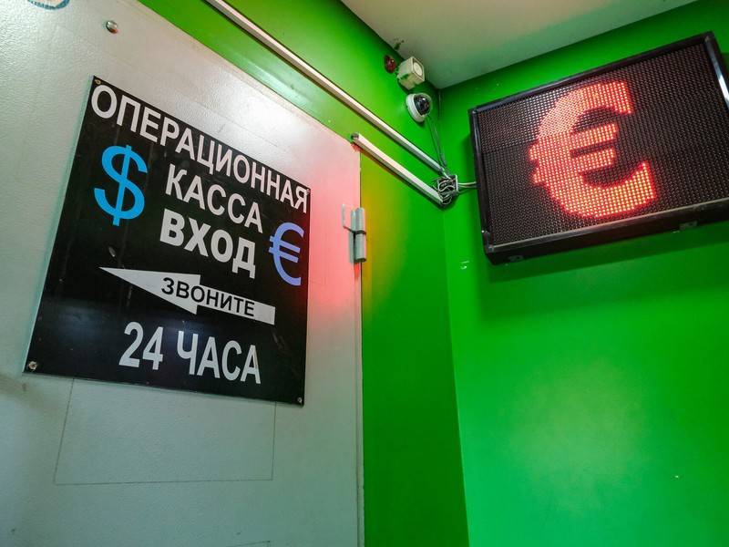 Евро превысил 74 рубля впервые с начала апреля 2019 года